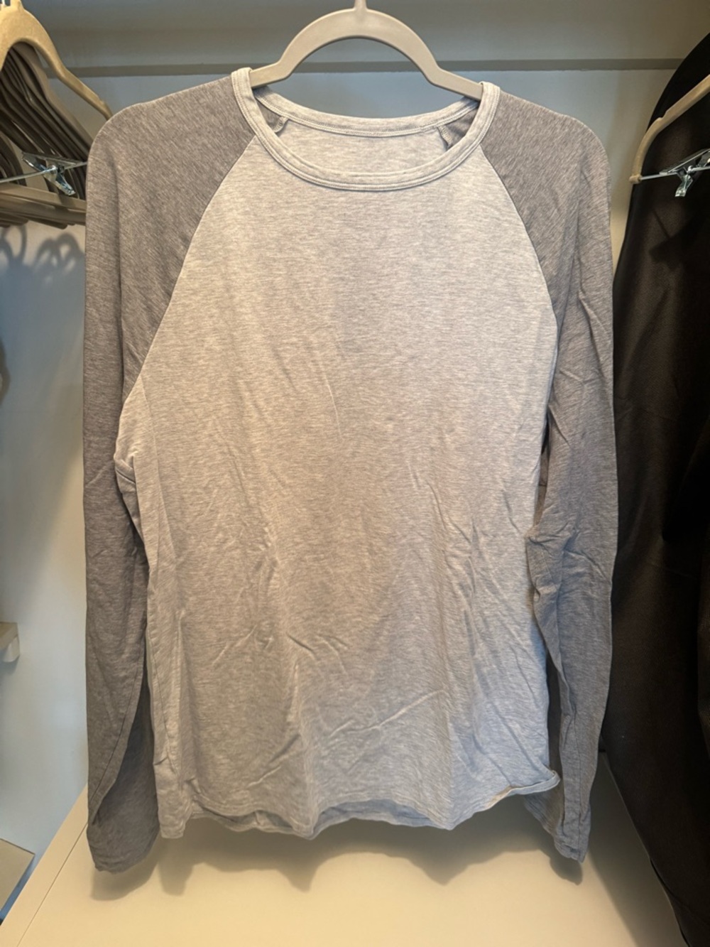 LULULEMON men’s Light Gray Raglan Long Sleeve Tee